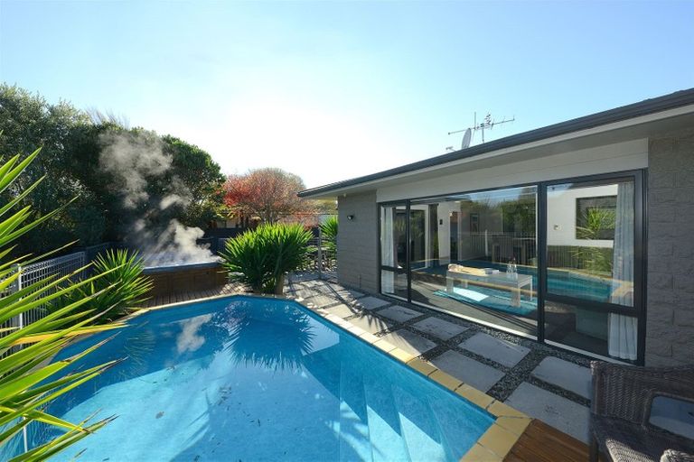 Photo of property in 8 Strathean Avenue, Avonhead, Christchurch, 8042