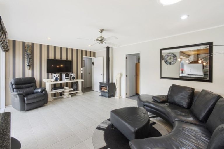 Photo of property in 7 Chippewa Place, Conifer Grove, Takanini, 2112