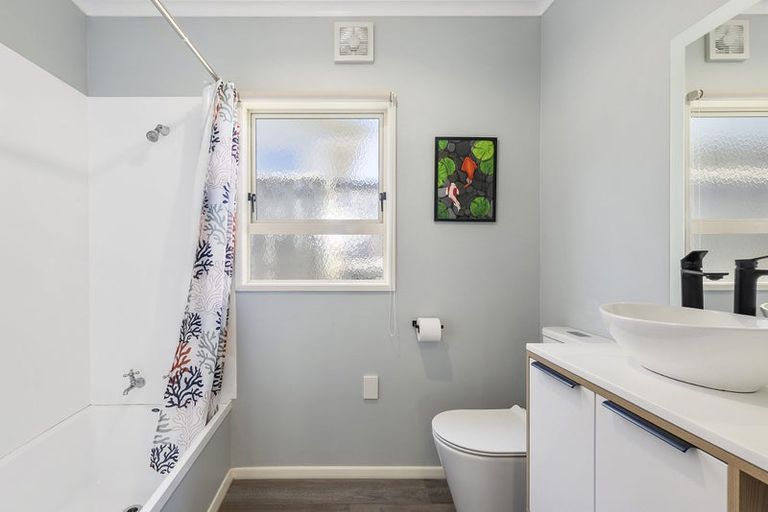 Photo of property in 2 Corlett Road, Plimmerton, Porirua, 5026