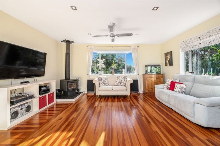 Photo of property in 96 Millbrook Road, Sunnyvale, Auckland, 0612