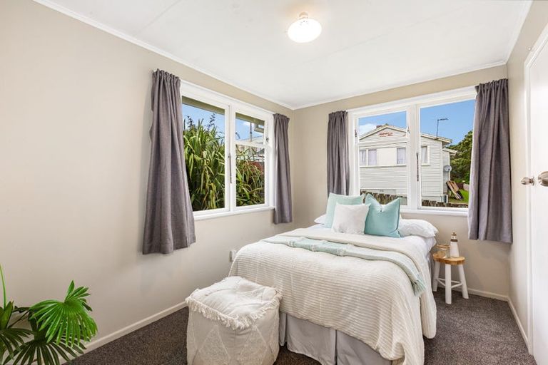 Photo of property in 16 Komata Grove, Waitangirua, Porirua, 5024