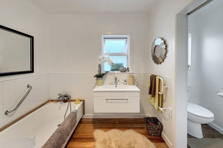 Photo of property in 2 Saint Leonard Street, Saint Johns Hill, Whanganui, 4501