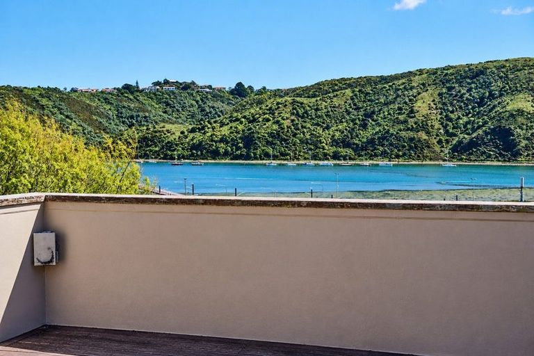 Photo of property in 8 Kiriwai Road, Paremata, Porirua, 5024