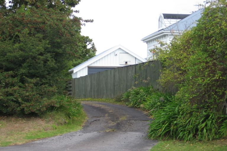 Photo of property in 122 East Coast Road, Forrest Hill, Auckland, 0620