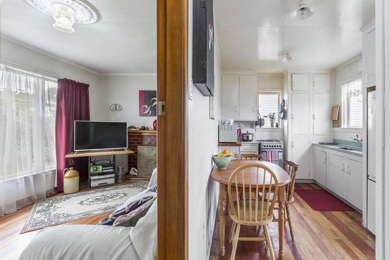 Photo of property in 6 Aotea Road, Glen Eden, Auckland, 0602