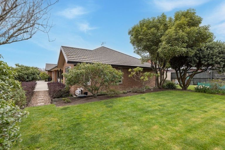 Photo of property in 92 Willowview Drive, Redwood, Christchurch, 8051