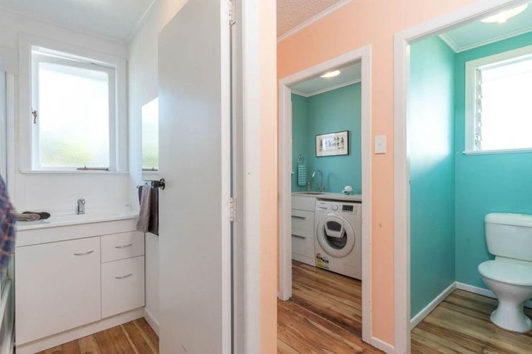 Photo of property in 15 Kelwyn Road, Kelston, Auckland, 0602