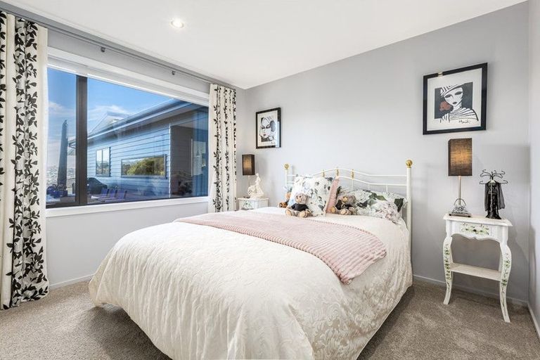 Photo of property in 6 The Fjord, Aotea, Porirua, 5024