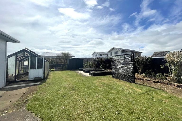 Photo of property in 4 Holford Street, Westown, New Plymouth, 4310