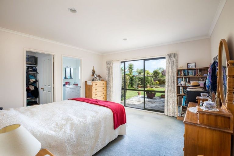 Photo of property in 16 Kinross Drive, Merrilands, New Plymouth, 4312