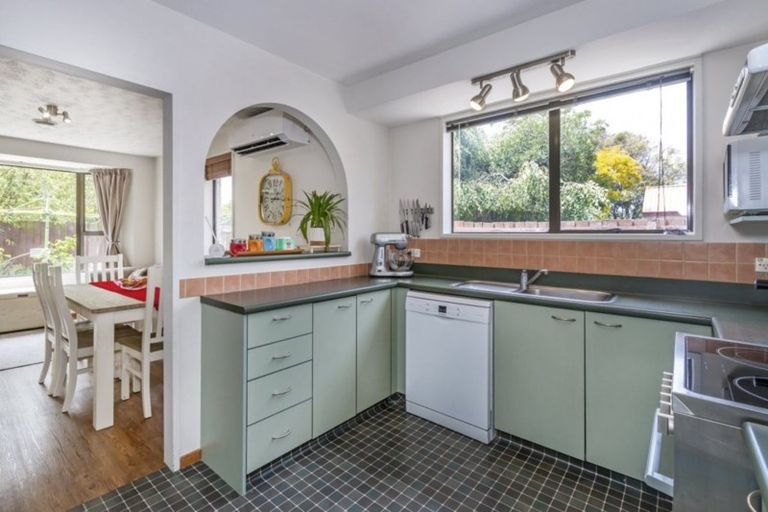 Photo of property in 5 Kruse Place, Redwood, Christchurch, 8051