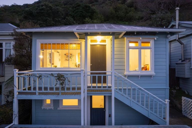 Photo of property in 176 Sutherland Road, Lyall Bay, Wellington, 6022