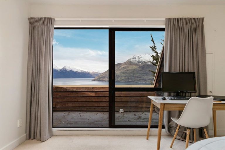 Photo of property in 60b Wynyard Crescent, Fernhill, Queenstown, 9300