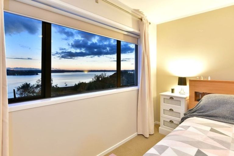 Photo of property in 3 Roberts Road, Tindalls Beach, Whangaparaoa, 0930