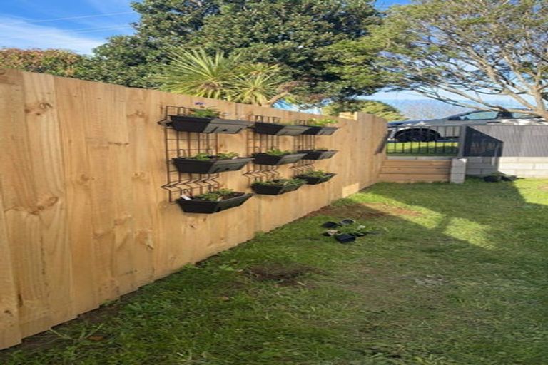 Photo of property in 1/60 Hepburn Road, Glendene, Auckland, 0602