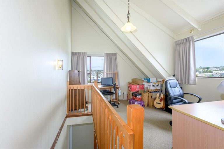 Photo of property in 62 Lyttelton Avenue, Forrest Hill, Auckland, 0620