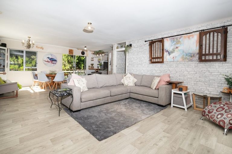 Photo of property in 737 Scenic Drive, Henderson Valley, Auckland, 0612