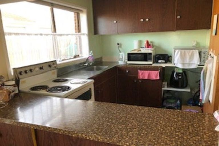 Photo of property in 1/2 Vodanovich Road, Te Atatu South, Auckland, 0610