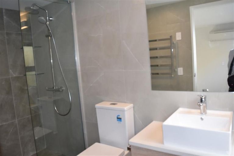 Photo of property in 18 Lyons Avenue, Murrays Bay, Auckland, 0630