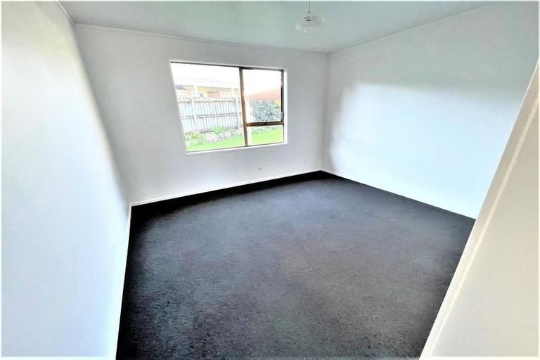 Photo of property in 19 Crompton Road, Massey, Auckland, 0614