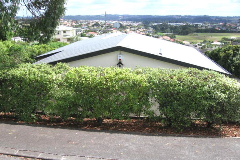 Photo of property in 2/16 Sunset Road, Unsworth Heights, Auckland, 0632