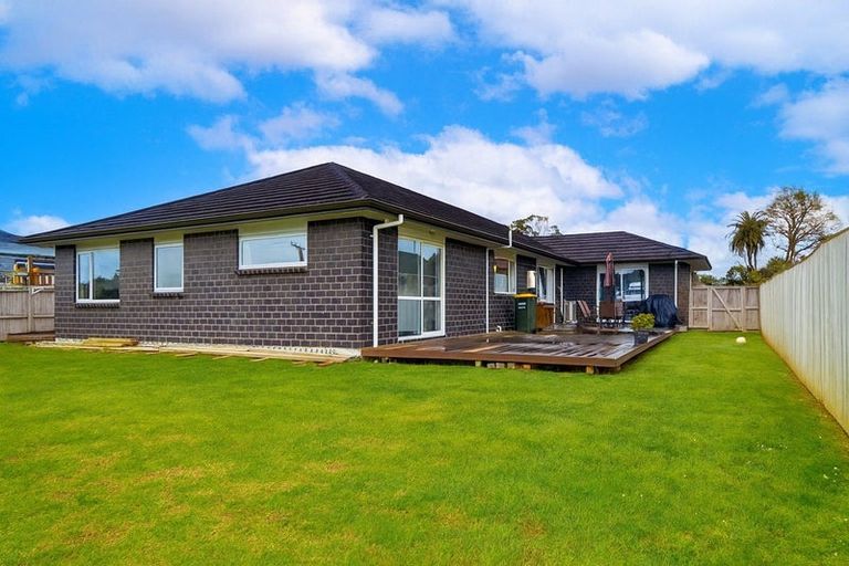 Photo of property in 28 Cooladerry Place, Rosehill, Papakura, 2113