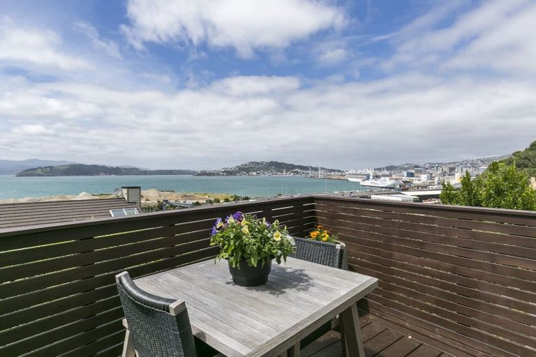 Photo of property in 5 Curnow Way, Kaiwharawhara, Wellington, 6035