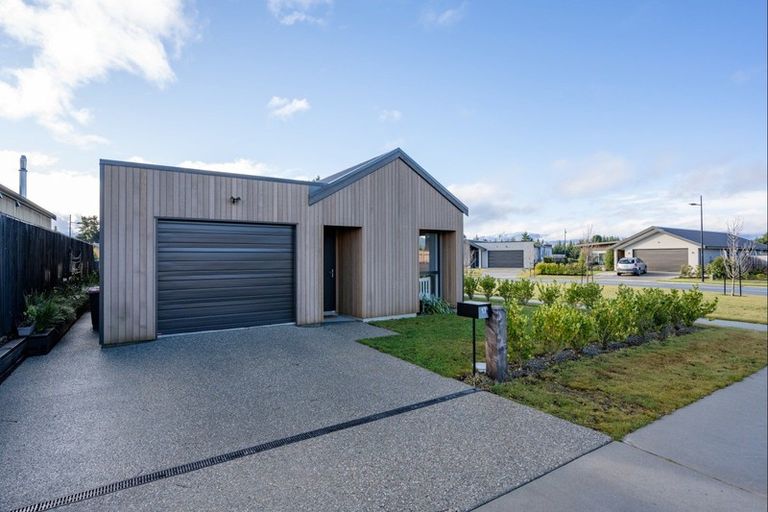 Photo of property in 17 Mount Creighton Crescent, Wanaka, 9305