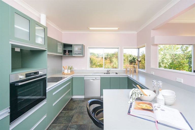 Photo of property in 24 La Lena Grove, Fitzherbert, Palmerston North, 4410