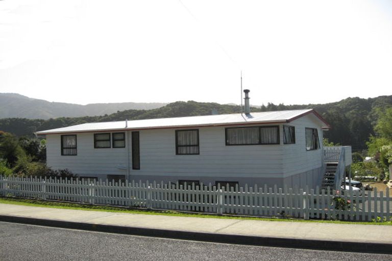 Photo of property in 70 Milton Terrace, Picton, 7220