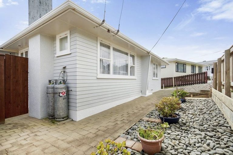 Photo of property in 5 Cara Crescent, Paparangi, Wellington, 6037
