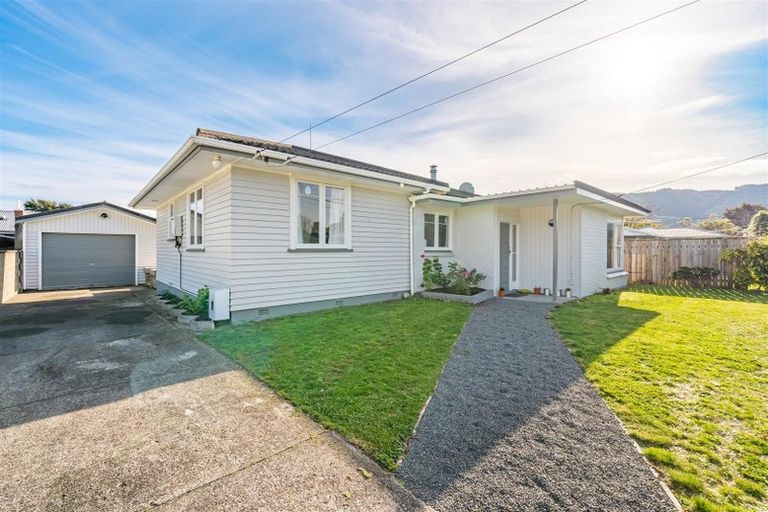 Photo of property in 21 Totara Park Road, Clouston Park, Upper Hutt, 5018