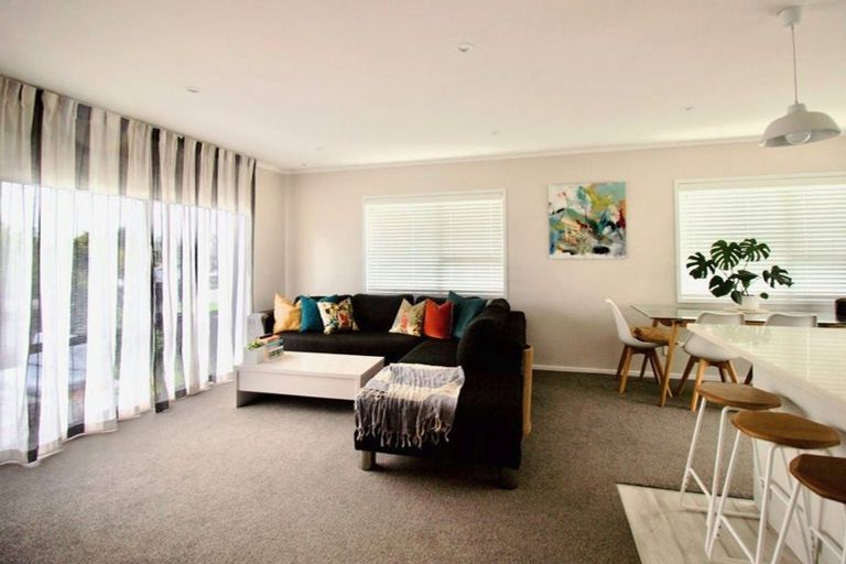Photo of property in 2a Taipari Road, Te Atatu Peninsula, Auckland, 0610