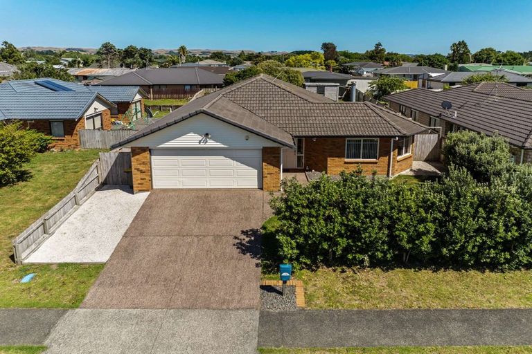 Photo of property in 20 Mandalay Place, Waiuku, 2123