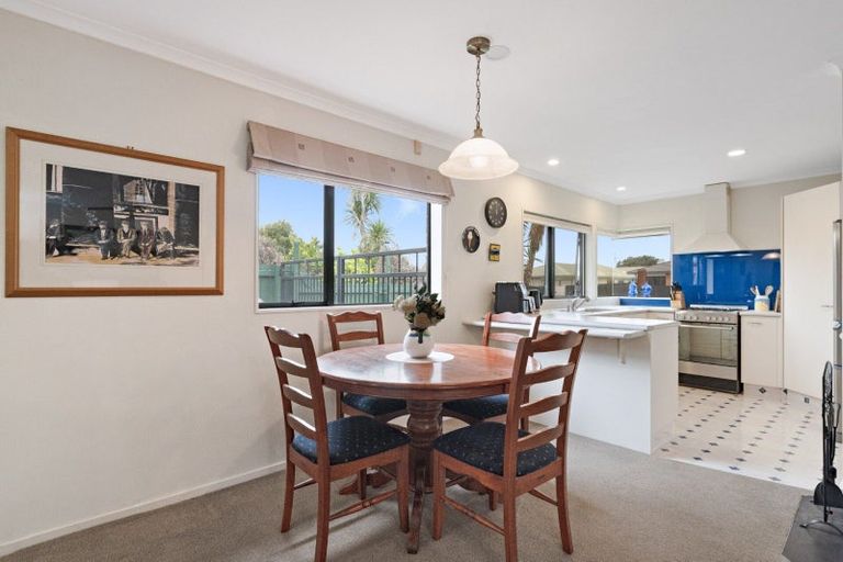 Photo of property in 4 Checketts Place, Papamoa Beach, Papamoa, 3118