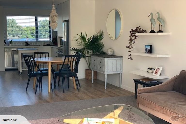 Photo of property in 2/2 Stone Street, Miramar, Wellington, 6022