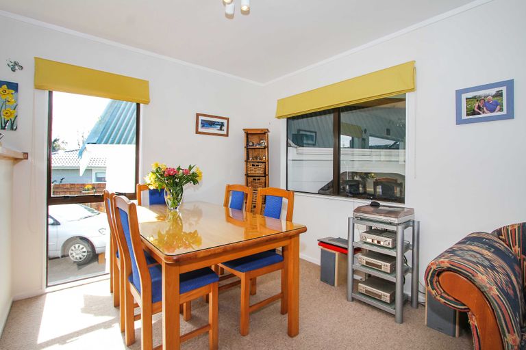 Photo of property in 2/28 Fairdale Place, Birkdale, Auckland, 0626