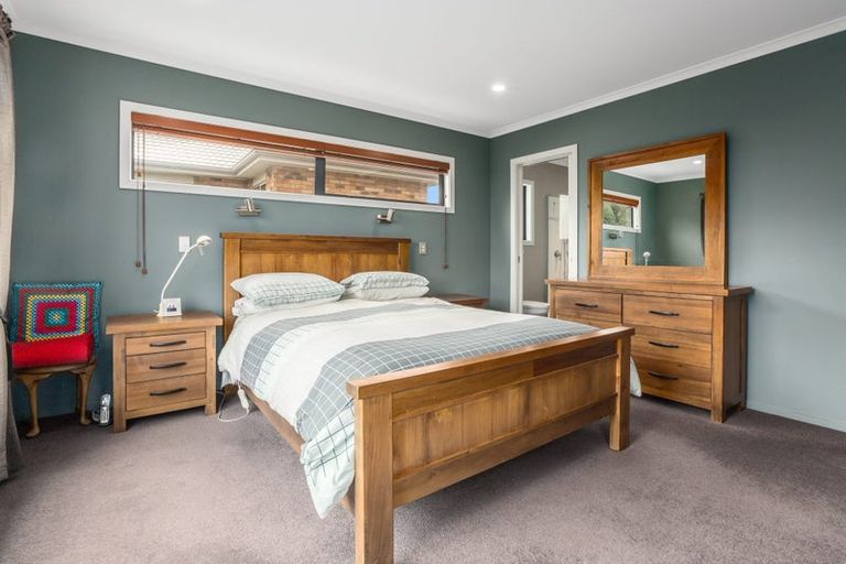 Photo of property in 9 Greenstone Place, Aotea, Porirua, 5024