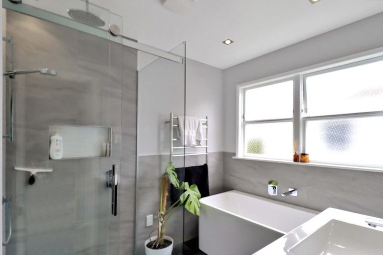 Photo of property in 92 Stewart Drive, Newlands, Wellington, 6037