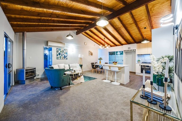 Photo of property in 4/89a Royal Road, Massey, Auckland, 0614