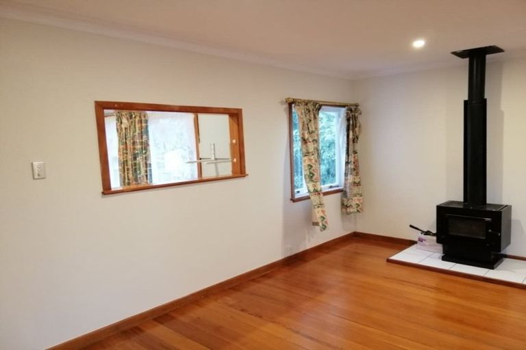 Photo of property in 9 Bishop Street, Green Bay, Auckland, 0604