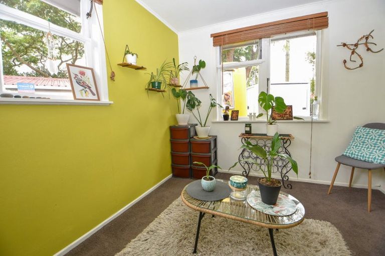 Photo of property in 1 Hughan Place, Carterton, 5713