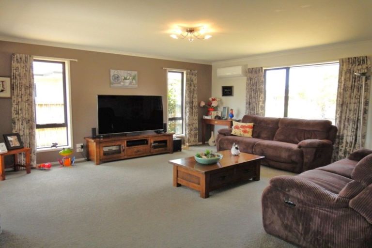 Photo of property in 9 Endeavour Place, One Tree Point, 0118
