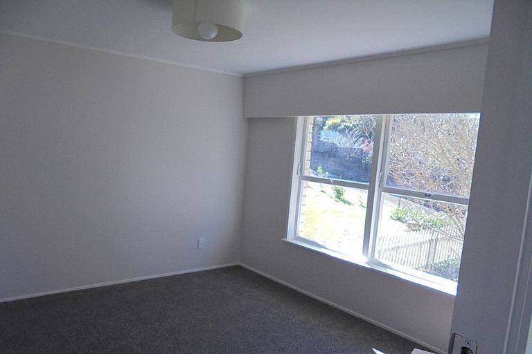 Photo of property in 1/24 Sovereign Place, Glenfield, Auckland, 0629