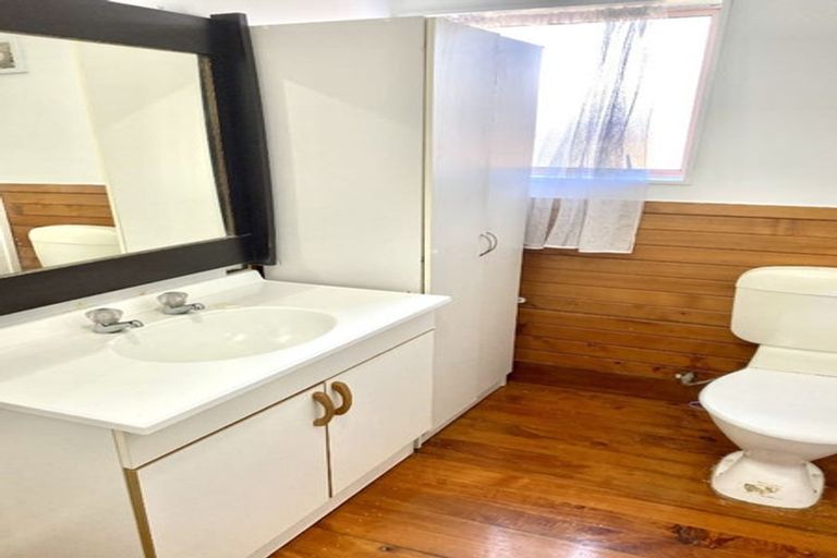 Photo of property in 2/47 Greenslade Crescent, Northcote, Auckland, 0627