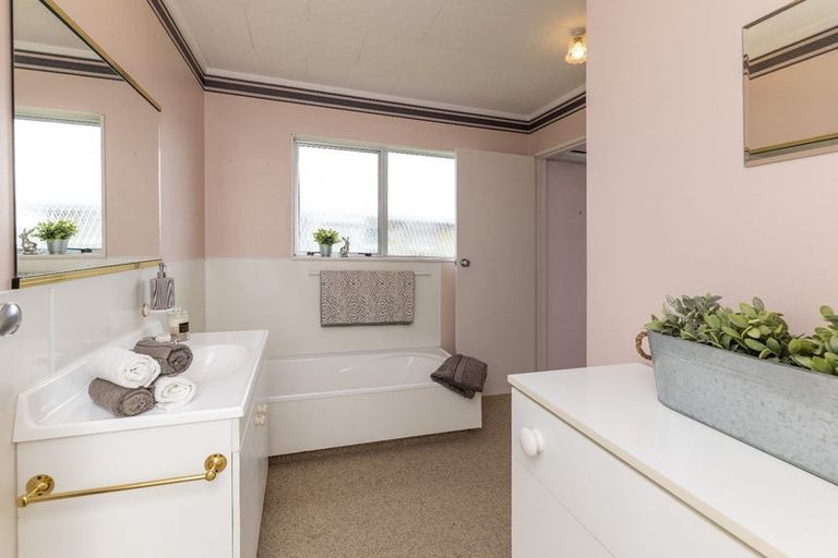 Photo of property in 2 Winslow Place, Levin, 5510