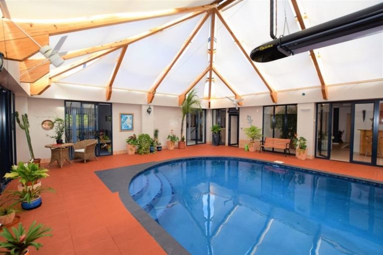 Photo of property in 4 Burgundy Park Avenue, Henderson, Auckland, 0612