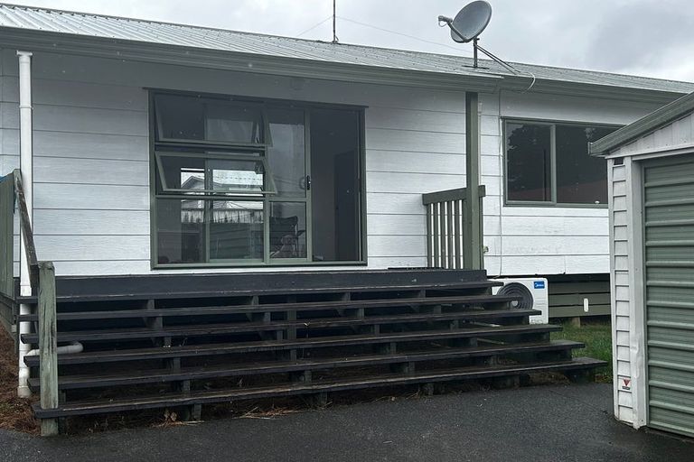 Photo of property in 2/4 Royal Arch Place, Rosehill, Papakura, 2113