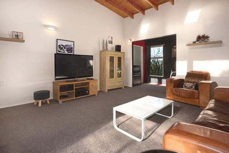 Photo of property in 8a Cullen Place, Tawa, Wellington, 5028