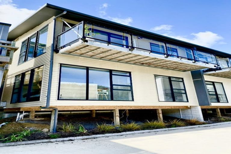 Photo of property in 10 Ara Patukawenga, Tawa, Wellington, 5028